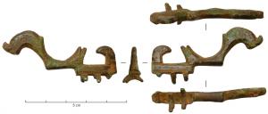 IND-4186 - Suspension ?
bronze
TPQ : 100 - TAQ : 400
Objet en forme d'applique, dont la fixation indique un support de section ronde. L'objet, qui devait se placer perpendiculairement à ce support, comprend deux parties formant des crochets, l'un en forme de dauphin, l'autre en forme d'aigle.