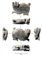 IND-4283 - Pendeloque en forme de chien?
os
Elément en forme de petit chien (type chien maltais?) en position de marche sur ses quatres pattes dont une seule subsiste. 
Présence d'une perforation à l'arrière de l'animal (diam. 2,9 mm), et peut-être d'une seconde à l'avant (proche de l'oreille gauche)?