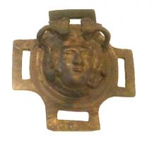 IND-4292 - Pectoral
bronze
TPQ : 150 - TAQ : 300
Importante pièce de jonction entre quatre sangles se rejoignant par de grandes bélières rectangulaires plates, avec au centre une tête de Méduse surmontée de deux têtes de serpent en avant des ailerons (gorgoneion).