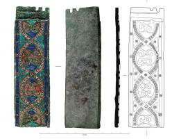 IND-4304 - Plaque émaillée
bronze
TPQ : 175 - TAQ : 225
Plaque rectangulaire, avec à une extrémité une succession de tenons/mortaises pour un assemblage. Décor champlevé émaillé avec une succession de motifs géométriques en forrme de mandorles, ornés de millefiori.