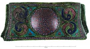 IND-4305 - Plaque émaillée
bronze
TPQ : 175 - TAQ : 225
Plaque rectangulaire, avec aux deux extrémités des traces d'arrachement arraondies. Décor champlevé émaillé avec une cupule centrale en légère dépression, encadrée de quatre cercles avec ying-yangs ornés de millefiori.