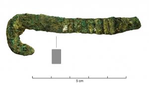 IND-4313 - Crochet à tige de section rectangulaire
bronze
Des traces de martelage, marquées par de profondes dépressions transversales, sont visibles sur l'une des faces ; la tige marque une légère courbe, et se termine par un crochet plat, en U.