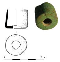 IND-4321 - Embout ajourée en alliage cuivreux 
bronze
Cylindre entier creux non décoré s’affinant légèrement d’une section à l’autre, doté d'une perforation centrale sur le sommet de l'embout. (Garniture de meuble, virole pour outils à manche cylindrique, embout autre ?)