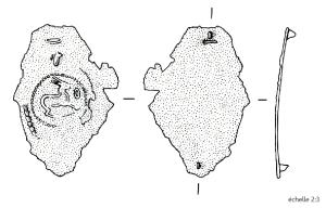 IND-4367 - Applique
bronze
TPQ : 1 - TAQ : 400
Applique de forme rhombique en tôle de bronze altérée par le feu présentant und écor travaillé au repoussé représentant un lapin ou un cervidé entouré d'une ligne perlée.