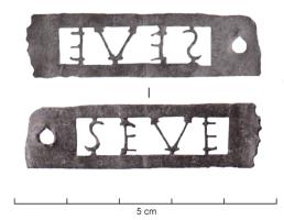 IND-4368 - Applique à décor ajouré
bronze
TPQ : 100 - TAQ : 400
Applique rectangulaire, percée à une extrémité (au moins) pour fixation, de corps découpé pour dégager une inscription.