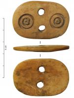 IND-7003 - Plaque perforée, bouton ?osTPQ : 1200 - TAQ : 1500Plaquette de forme grossièrement ovale, légèrement bombée sur la face externe, ornée de deux groupes de cercles concentriques, et plate de l'autre. Deux perforations alignées au centre de l'xe le plus court ont pu servir à la suspension (traces d'usure).