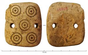 IND-7004 - Plaque perforée, bouton ?osTPQ : 1200 - TAQ : 1500Plaque épaisse et légèrement arquée, taillée dans le fût d'un os long de ruminant, de forme rectangulaire aux arêtes et angles très adoucis. Deux perforations médianes et un décor de cinq groupes de cercles concentriques sur la face externe.