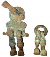 JHA-4043 - Jonction de harnais
bronze
Jonction de harnais composée d'une partie circulaire et d'une partie rectangualire présentant deux orifices se terminant aux extrémités par deux boutons moulurés