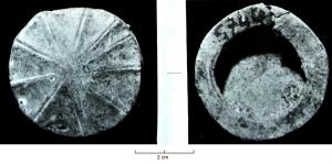 JHA-4049 - Passant de harnais
bronze
Passant de harnais circulaire à disque convexe et ombilic central ; sur la tranche se trouvent quatre ouvertures rectangulaires.