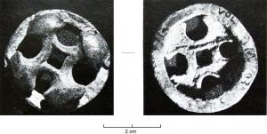 JHA-4050 - Passant de harnais
bronze
Passant de harnais circulaire avec un motif cruciforme à extrémités bouletées ; sur la tranche, quatre ouvertures rectangulaires.