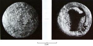 JHA-4051 - Passant de harnais
bronze
Passant de harnais circulaire légèrement convexe et sans décor, avec quatre ouvertures latérales.