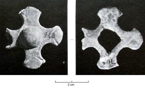 JHA-4053 - Passant de harnais
bronze
Passant de harnais cruciforme en forme de croix grecque avec croissants et ombilic sur sa face antérieure.