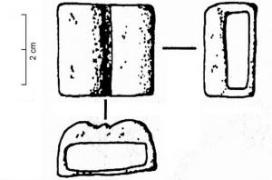 JHA-4057 - Passant de harnais
bronze
Passant constitué d'une plaque carrée, marquée au centre d'une moulure, et creuse par dessous ; quatre bélières rectangulaires à l'arrière, le long de côtés.