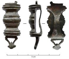 JHA-4063 - Passant de harnais
bronze
Passant-applique en forme de barrette fortement moulurée, corps en trois parties prolongé d'un côté par un appendice triangulaire ajouré; au revers, bélière rectangulaire.