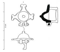 JHA-4069 - Passant de harnais
bronze
Passant en forme d'applique losangique, trois angles sont terminés par des doubles fleurons et le dernier est remplacé par une charnière pour la suspension d'un pendant ; trois bélières rectangulaires au revers.