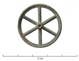 JOT-9001 - Roue de jouet
plomb, étain
Roue à 6 ou parfois 8 rayons, de largeur constante sur une jante étroite ; moyeu renforcé; alliage plomb/étain (