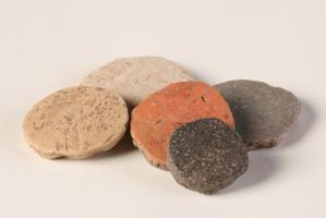 JTN-3001 - Jeton en céramique
terre cuite
Jeton découpé dans une panse de vase, diamètre c. 20 à 60mm. Ces objets sont lisses, sommairement découpés par percussion.