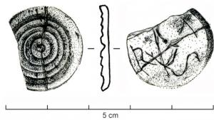 JTN-4003 - Jeton
os
Jeton avec une face lisse et une face ornée de trois gorges concentriques au profil en V, séparées du mamelon central par une dépression.