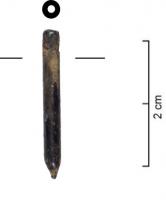 LAC-8003 - Ferret en verre opaque
verre
Perle de verre étirée, tubulaire, dont l'extrémité pointue est pincée pour fermeture. Le verre est opaque. La forme est la même que les ferrets en alliage cuivreux.