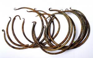 LGT-1013 - Lingot-torque
bronze
Lingot-torque de section ronde, extrémités aplaties et enroulées vers l'extérieur.