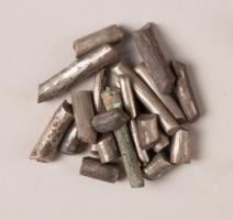 LGT-3001 - Lingot d'argent
argent
Petit lingot (masse de quelques grammes) généralement informe mais présentant des traces de martelages : barrette de section plus ou moins rectangulaire.