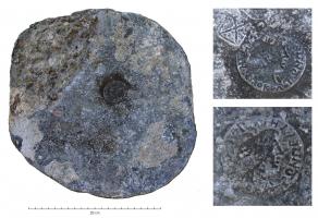 LGT-3010 - Lingot plano-convexe
étain
Lingot en fome de calotte de sphère, ou de galette plano-convexe allongée, estampillé sur la face supérieure.