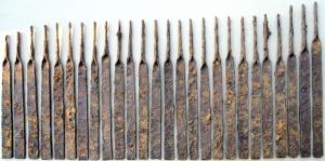 LGT-3013 - Barre de fer (currency bar)
fer
Barre de fer plate, à poignée enroulée, se présentant comme un semi-produit dont la mise en forme conventionnelle, avec une extrémité effilée, écrasée et enroulée, illustre les qualités plastiques. L. 40 à 60cm env.