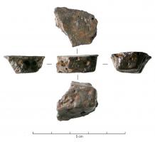 LGT-3016 - Lingot de cuivre
cuivre
Barrette de section trapézoïdale, coulée dans un moule ouvert (les bords supérieurs s'affinent à l'ouverture du moule).