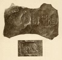 LGT-4011 - Lingot d'argent
argent
Lingot en forme de peau (rectangle aux côtés concaves, portant souvent de nettes traces de martelage, et usuellement marqué d'une ou de plusieurs estampilles d'origine et/ou de contrôle.