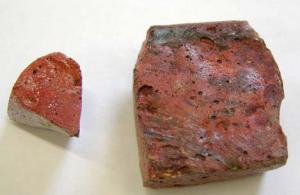 LGV-4001 - Galette de verre pour mosaïstes
verre
Les galettes en pâte de verre colorée sont des produits semi-finis, qui se présentent sous la forme de disque de matière de 0,5 à 2 cm d'épaisseur et de 11 à 25 cm de diamètre. Une face est lisse, tandis que la seconde peut présenter des irrégularités. Leur teinte sont très variées : bleu, vert, rouge, jaune, grisâtre.  Leur matière peut être très dense ou au contraire d’aspect vacuolaire.