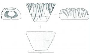 LIT-4013 - Elément de cadre de lit
os
Élément de cadre de lit de forme trapézoïdale perforé de part et d'autre. Sa face arrière est lisse tandis que la face avant est parcourue de ciselures qui imitent un décor végétal.