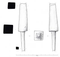 LIT-4024 - Armature de pied
bronze
Extrémité d'une armature de pied de meuble, formée d'une tige de section carrée, limitée au sommet par une partie massive en forme de pyramide très étirée.