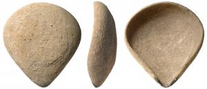 LMP-1022 - Lampe tournée pincée à un bec
terre cuite
Réservoir tourné en forme de coupe aux bords arrondis. Bec légèrement pincé très ouvert ; base convexe délimitée par un sillon circulaire peu visible.