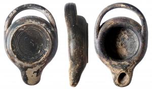 LMP-2002 - Lampe tournée ouverte à anse en étrier Howland 21
terre cuite
Lampe tournée et modelée. Anse en étrier rapportée. Réservoir circulaire bas, de profil globulaire. Bec court rapporté. Base circulaire légèrement concave, deux fins sillons au tournassage.