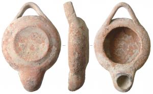 LMP-2003 - Lampe tournée ouverte, anse horizontale coudée
terre cuite
Lampe tournée ouverte, réservoir circulaire bas, à profil globulaire,  anse horizontale coudée, rapportée, rebord étroit convexe, Bec moyen rapporté, base circulaire en léger relief.