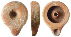 LMP-2005 - Lampe tournée ouverte à cheminée centrale
terre cuite
Lampe tournée au rebord plat légèrement rabattu vers l'intérieur, le fond est pourvu d'une tubulure tronconique ouverte, bec rapporté, ponté, base annulaire plate, restes de décor peint en rouge brique sur le bandeau, le bec et l'intérieur.