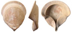 LMP-2006 - Lampe tournée pincée à un bec
terre cuite
Réservoir tourné en forme d'assiette profonde, à marli affirmé ; bec fortement pincé, ouvert et étroit,  occupe la moitié de la longueur du réservoir; base légèrement convexe, rectifiée manuellement à la  lame.