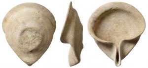 LMP-2007 - Lampe tournée pincée à un bec
terre cuite
Lampe tournée au réservoir en forme d'assiette profonde à marli; bec fortement pincé, ouvert et étroit, occupant la moitié de la longueur  Un étroit marli entoure la réservoir; base en léger relief.