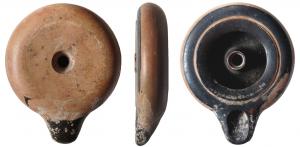 LMP-2010 - Lampe tournée ouverte à cheminée centrale
terre cuite
Lampe tournée ouverte. Rebord convexe recoquillé au sillon réservé. Fond  pourvu d'une tubulure tronconique ouverte, bec rapporté, ponté, base  plate sans délimitation. Vernis noir brillant sur le bandeau, l'intérieur, le bec et l'intérieur de la cheminée.