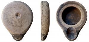 LMP-2012 - Lampe tournée ouverte, bec ponté
terre cuite
Lampe tournée sans anse;  réservoir circulaire de profil globulaire; rebord étroit, plat légèrement rabattu vers l'intérieur, bec rapporté, ponté; base annulaire plate, un point en creux au centre; restes de décor peint en rouge gris foncé sur le bandeau, le bec et l'intérieur.