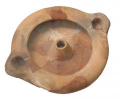 LMP-2021 - Lampe tournée ouverte à cheminée centrale, deux becs
terre cuite
Lampe tournée au rebord plat légèrement rabattu vers l'intérieur, le fond est pourvu d'une tubulure tronconique ouverte, bec rapporté, ponté, base annulaire plate et une prise en main opposée avec un trou central.