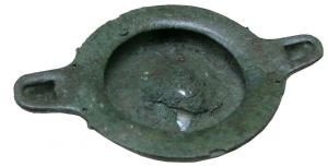 LMP-3004 - Lampe ouverte à deux becs diamétralement opposés
bronze
Lampe de type grec, en forme de coupelle basse, ouverte, pourvue de deux becs symétriquement opposés (très légers ergots de part et d'autre des becs).