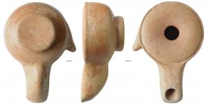 LMP-3006 - Lampe tournée fermée à poucier
terre cuite
Lampe tournée fermée, réservoir circulaire au profil droit et arrondi. Importante  protubérence conique dans le fond. Large bandeau convexe limité par un sillon et couvrant tout le dessus. Bec long, étroit à l' extrémité carrée. Poucier latéral conique à gauche. Base concave surélevée. Restes d'engobe rouge brique