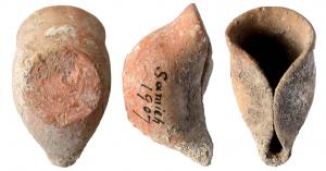 LMP-3007 - Lampe tournée pincée à un bec fermé
terre cuite
TPQ : -160 - TAQ : -30
Simple coupelle tournée, fortement pincée pour former un bec fermé. Base circulaire plate porte les traces en spirale de sa séparation avec le tour.