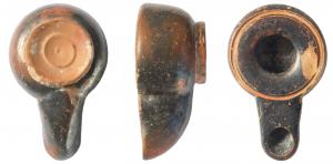 LMP-3010 - Lampe tournée fermée
terre cuite
Lampe tournée fermée, réservoir cylindrique pourvu dans le fond d'une protubérance conique (tournage), bec long au dessus plat, large rebord légèrement convexe limité par un sillon réservé; Base concave en relief, tournassée et réservée, parfois avec une marque de tournassage sous le fond.