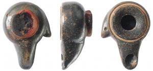 LMP-3011 - Lampe tournée fermée à poucier
terre cuite
Lampe tournée fermée, réservoir à profil droit pourvu d'une protubérance conique dans le fond, large rebord limité par un sillon réservé, bec long plat sur le dessus, poucier à moitié percé à gauche, base en relief concave, tournassée non réservée porte des traces de couverte rouge vif (mitlos ?)
Un