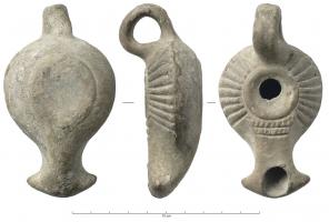 LMP-3015 - Lampe biconique à décor radial
terre cuite
TPQ : -125 - TAQ : -25
Lampe moulée à anse en anneau rapporté. Réservoir circulaire de profil biconique. Bandeau large au décor de traits rayonnants. Petit disque en cuvette, grand trou d'alimentation. Bec long au bout en  bras d'ancre, deux lignes de hachures au départ.  Base plate ovoïde légèrement surélevée, limitée par un sillon circulaire..