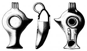 LMP-3016 - Lampe delphiniforme à cols de cygne
terre cuite
TPQ : -100 - TAQ : 50
Lampe moulée à pâte grise ou rouge, anse verticale en ruban cannelé, rapportée. Réservoir biconique, poucier en corne saillante à gauche. Bandeau décoré de rinceaux aux feuilles cordiformes, petit disque fermé limité par un bourrelet. Bec long au bout en enclume flanqué de deux longs cygnes symétriques de profil. Base circulaire limitée par un large bourrelet. Restes de vernis noir