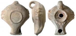 LMP-3018 - Lampe hellénistique moulée
terre cuite
TPQ : -125 - TAQ : -25
Lampe moulée, anse rapportée,verticale en anneau,  Réservoir en forme de mitre de profil biconvexe. Bec long en enclume doté d'un pseudo canal non ouvert sur un petit disque en simple coupelle. Ce dernier est limité à l'extérieur par un bourrelet et par deux cercles concentriques autour du trou d'alimentation. Bandeau au décor de stries rayonnantes en forme de pétales sur l'axe horizontal. Base limitée par un fin bourrelet circulaire.