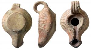 LMP-3022 - Lampe moulée à canal
terre cuite
Anse rapportée, verticale, en anneau à trois cannelures. Réservoir de profil biconvexe. Bec long en bras d'ancre et à canal flanqué de deux volutes simples.  Bandeau large orné de stries rayonnantes. Petit disque au grand trou d'alimentation, ouvert sur le canal. Il est est bordé par deux fins bourrelets qui se poursuivent le long du canal.
Base circulaire plate légèrement surélevée.